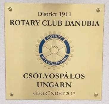 Clubtafel des Rotary Club Danubia Csólyospálos